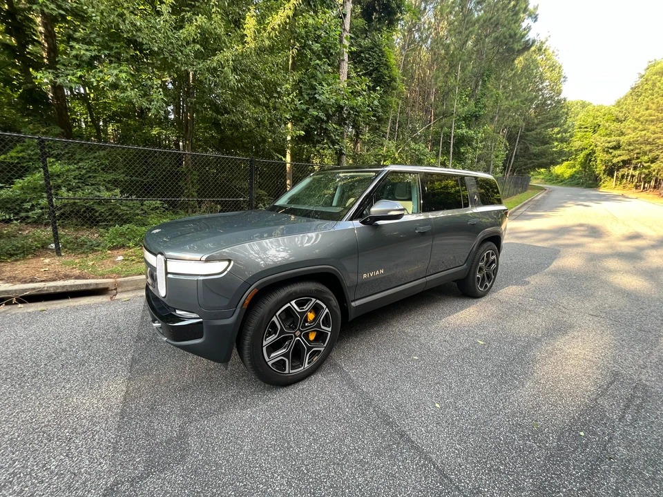 2023 Rivian R1S - Image 13 of 31