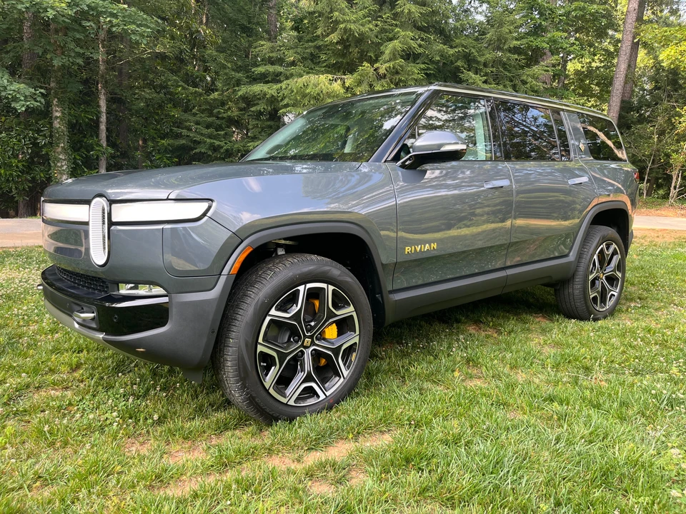 2023 Rivian R1S - Image 16 of 31