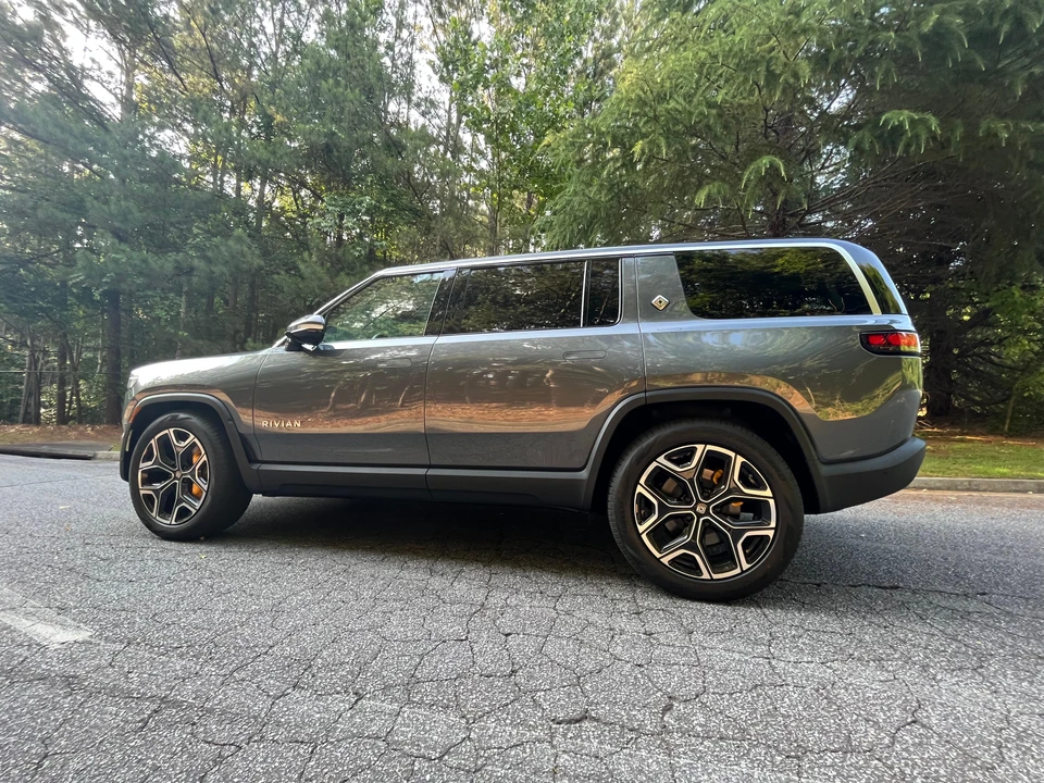 2023 Rivian R1S - Image 20 of 31