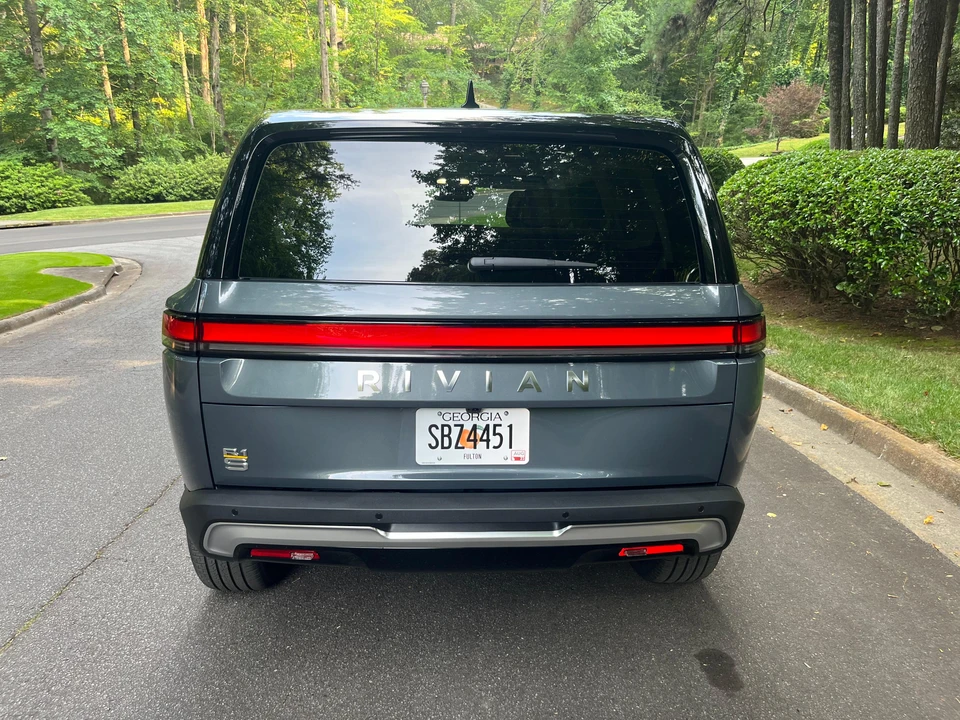 2023 Rivian R1S - Image 27 of 31