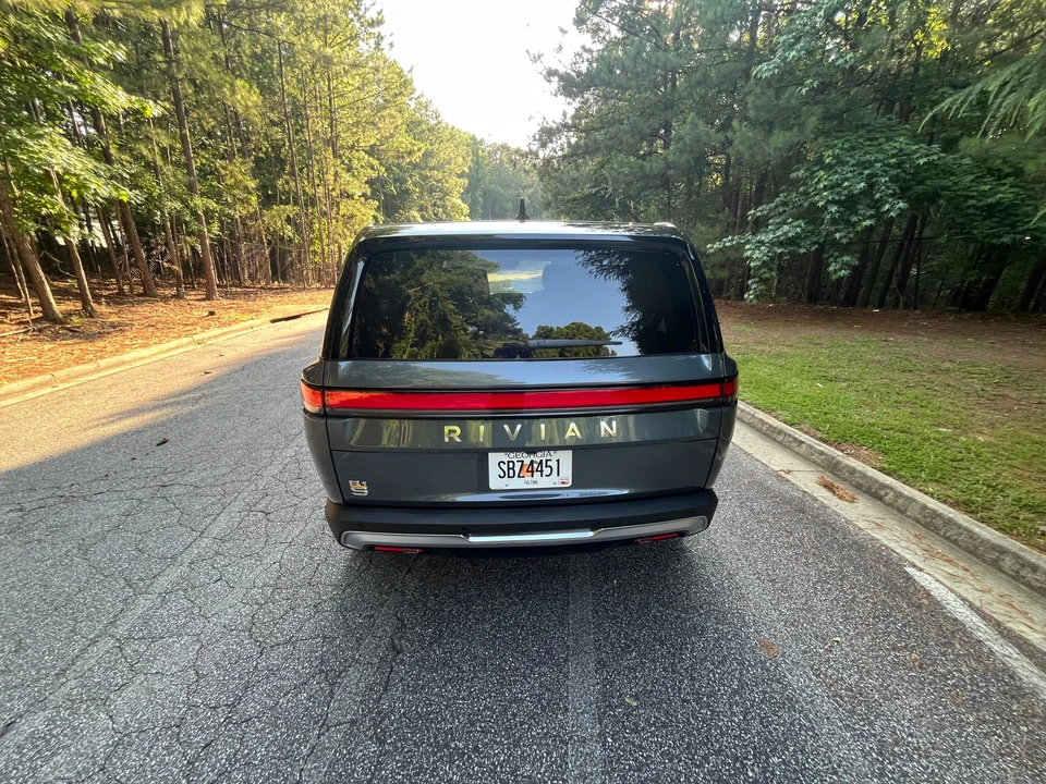 2023 Rivian R1S - Image 25 of 31