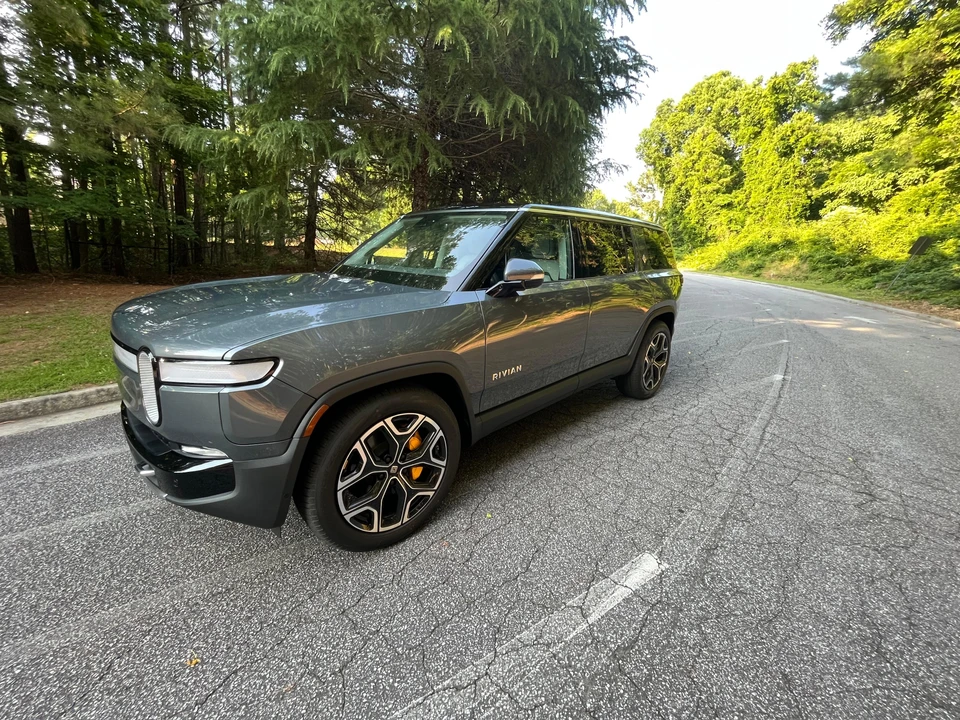 2023 Rivian R1S - Image 12 of 31