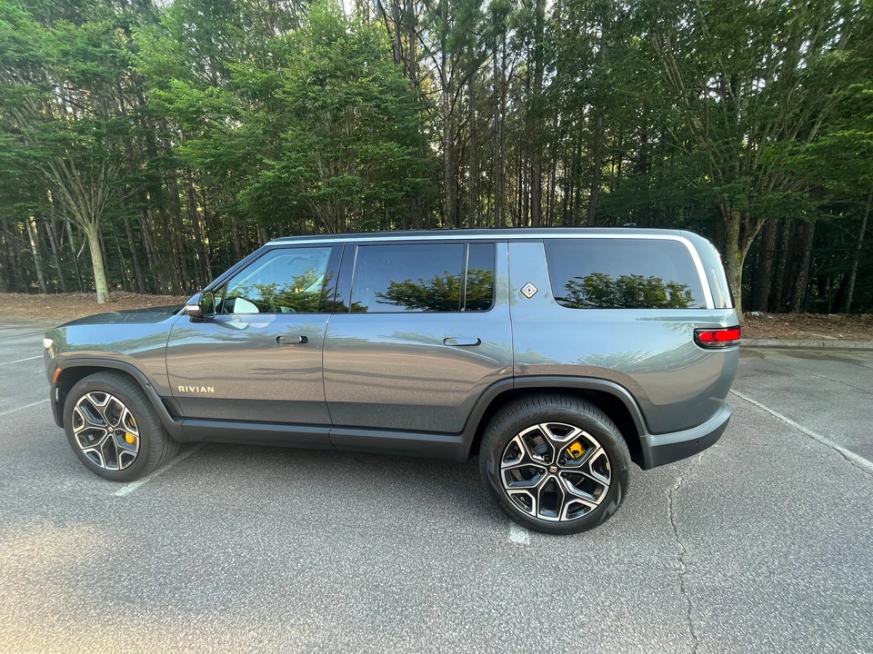 2023 Rivian R1S - Image 18 of 31