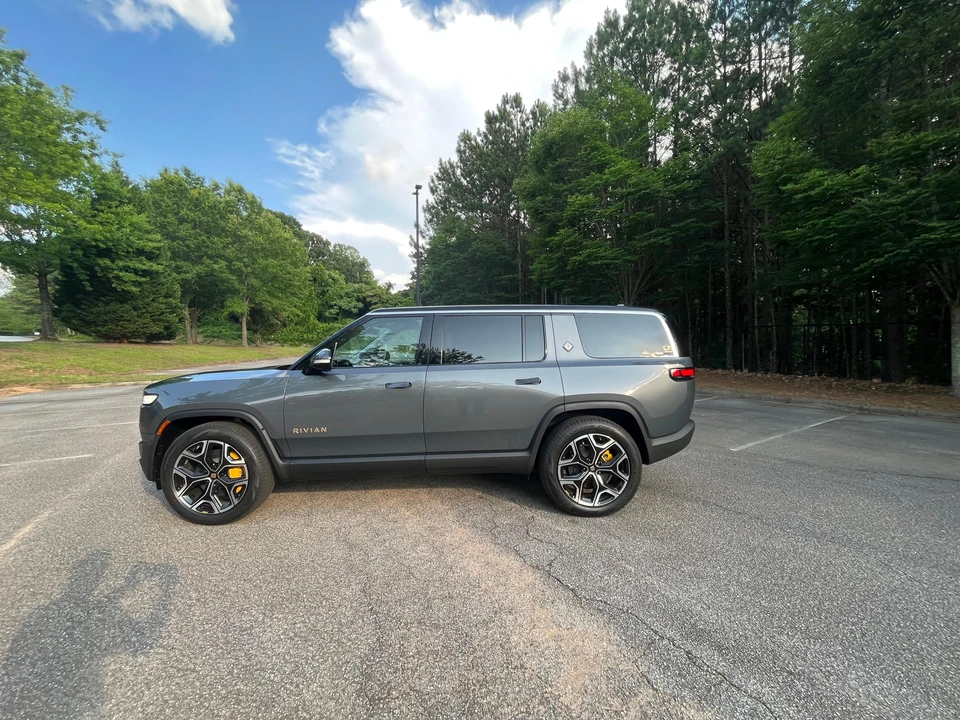 2023 Rivian R1S - Image 17 of 31
