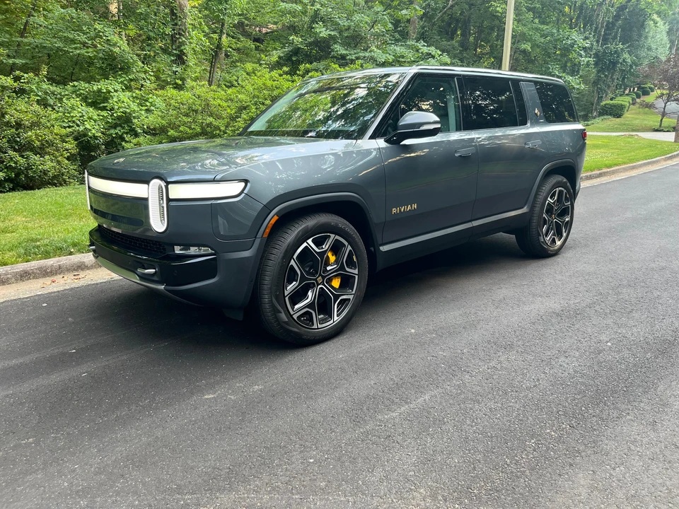 2023 Rivian R1S - Image 15 of 31