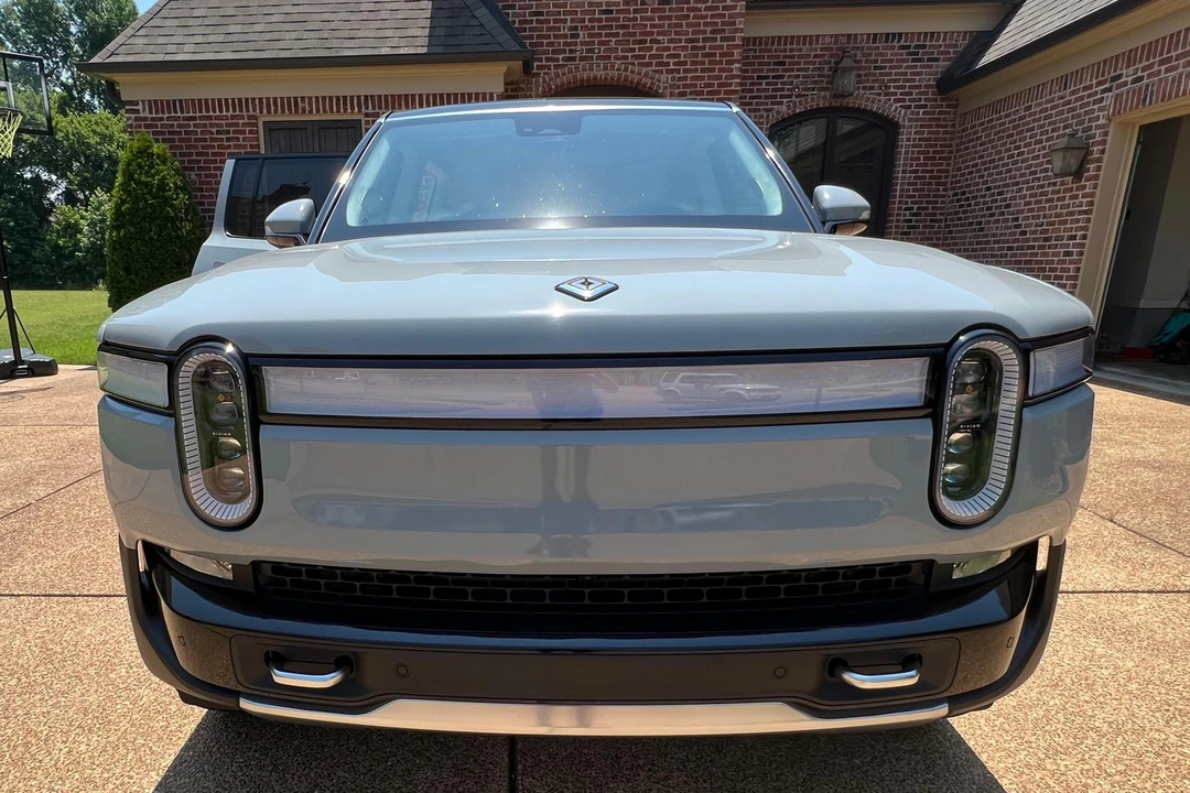 2023 Rivian R1S - Image 2 of 31
