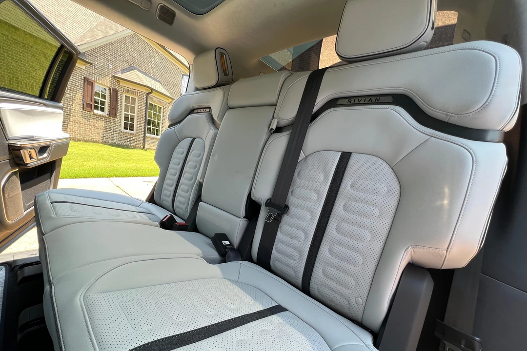 2023 Rivian R1S - Image 27 of 31
