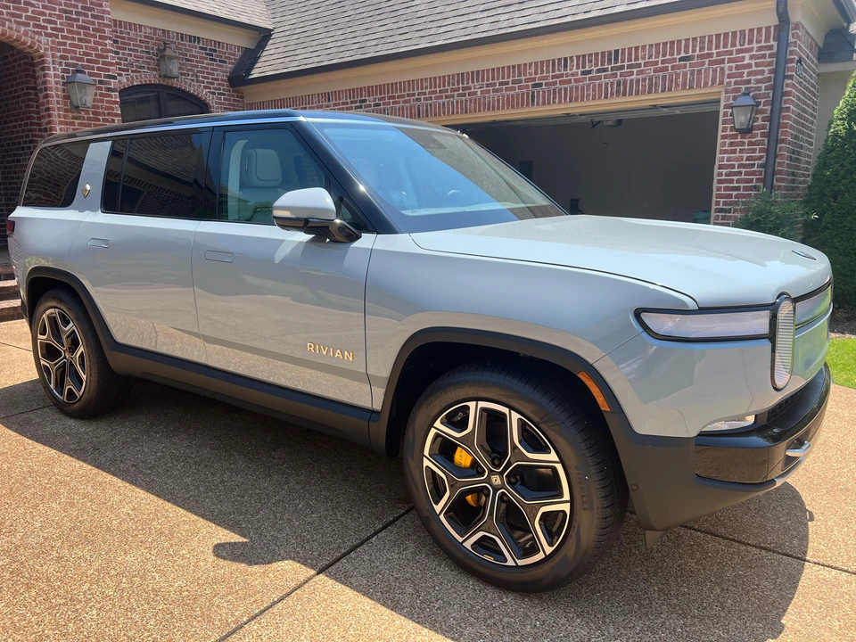 2023 Rivian R1S - Image 9 of 31