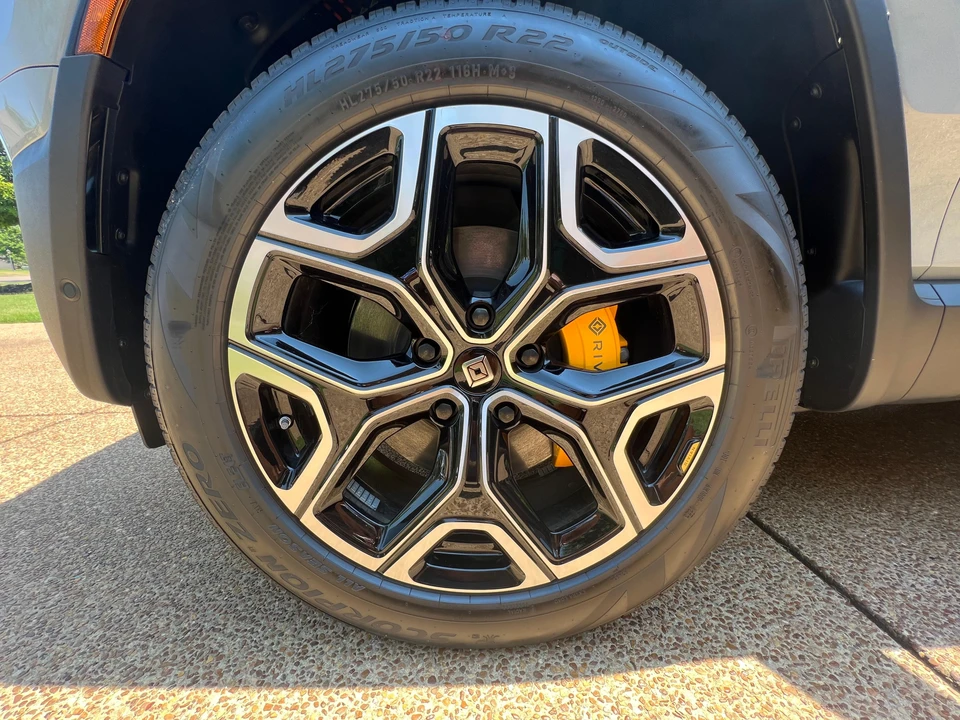 2023 Rivian R1S - Image 17 of 31