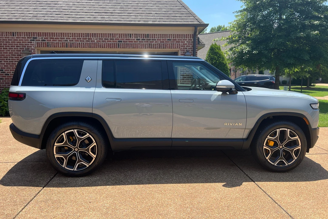 2023 Rivian R1S - Image 3 of 31
