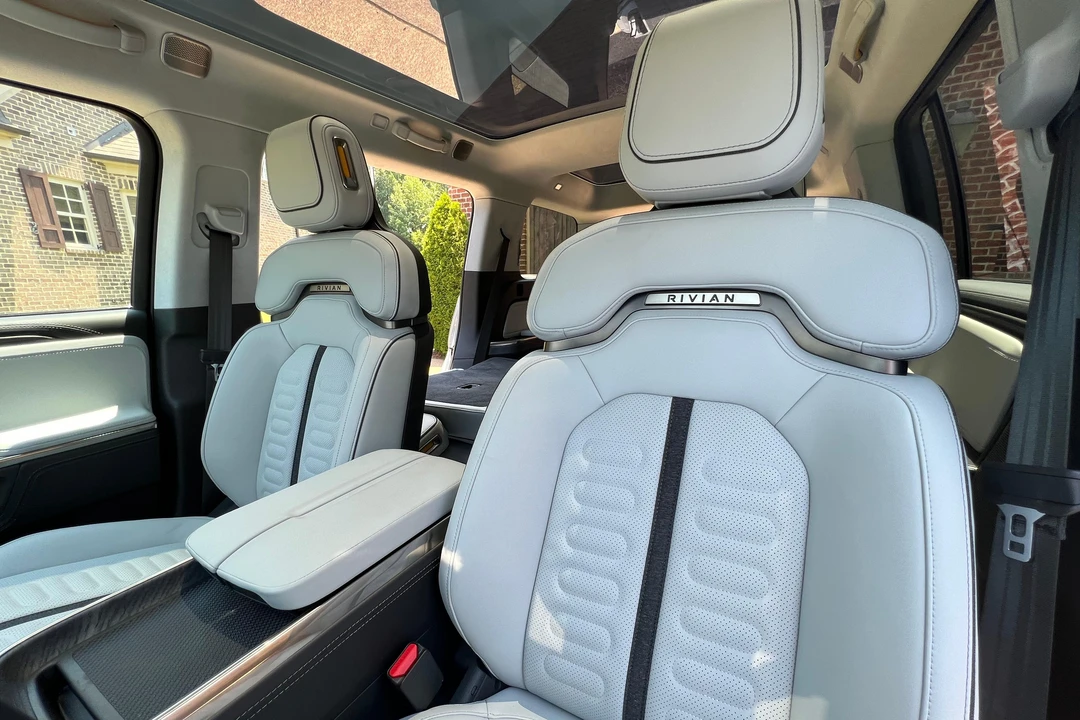 2023 Rivian R1S - Image 26 of 31