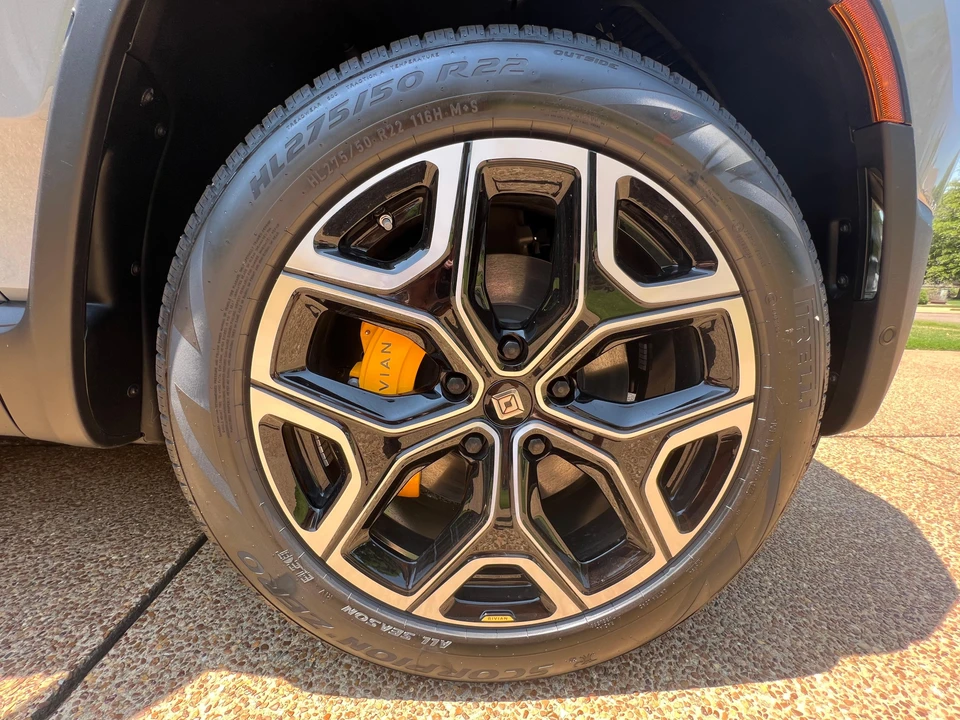 2023 Rivian R1S - Image 20 of 31