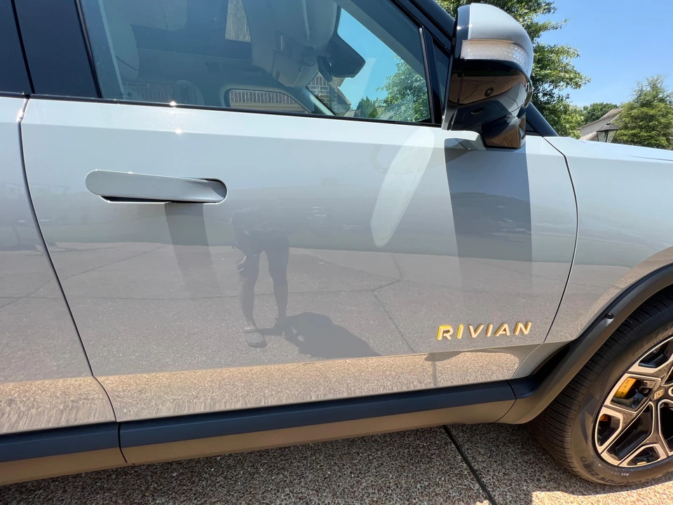 2023 Rivian R1S - Image 16 of 31