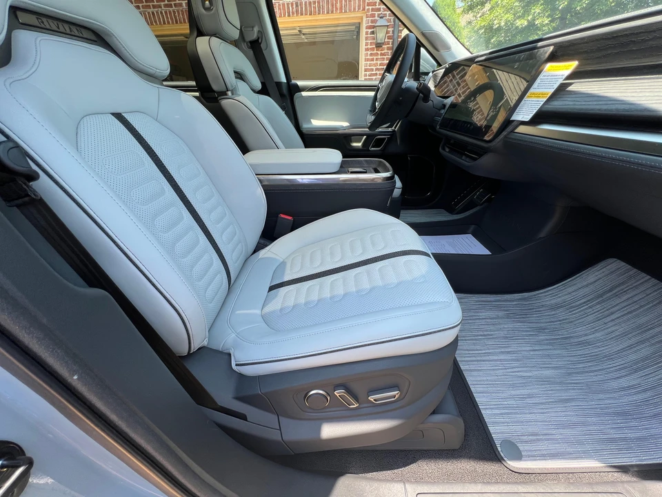 2023 Rivian R1S - Image 30 of 31