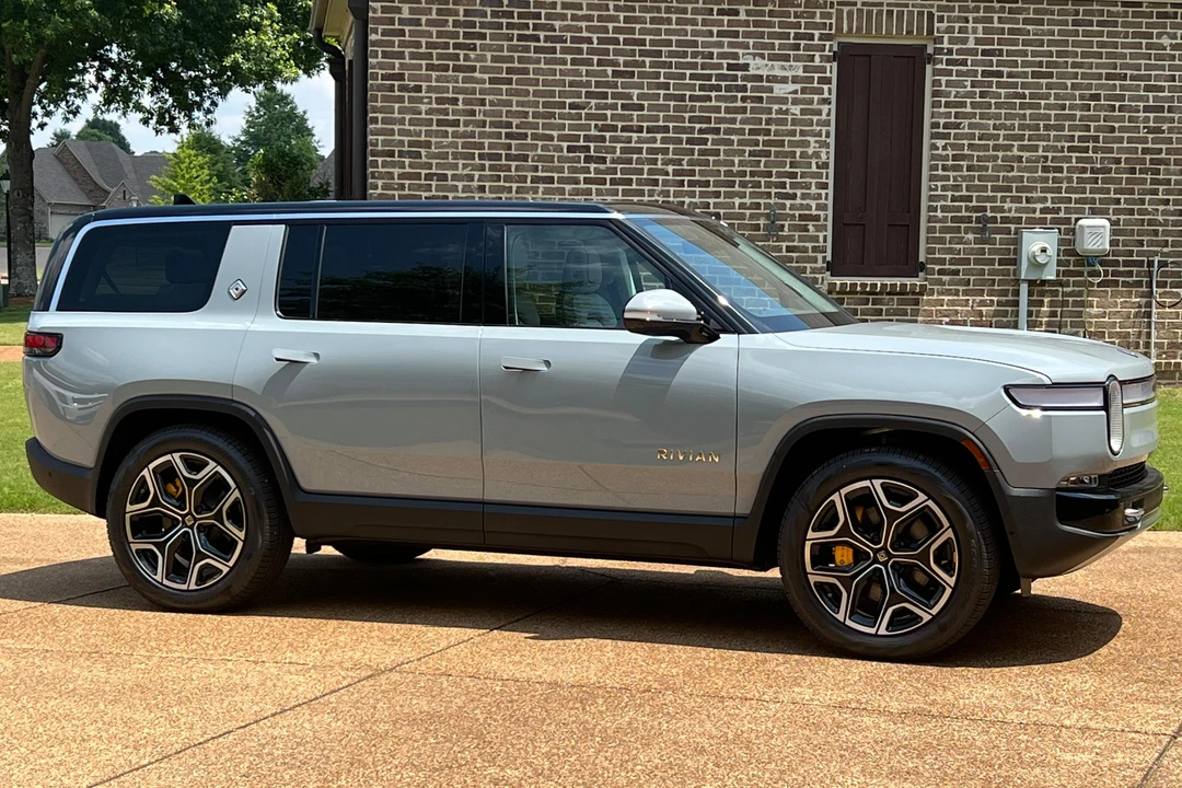 2023 Rivian R1S - Image 8 of 31
