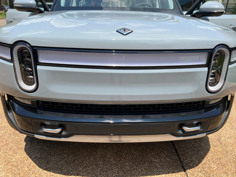 2023 Rivian R1S - Image 10 of 31