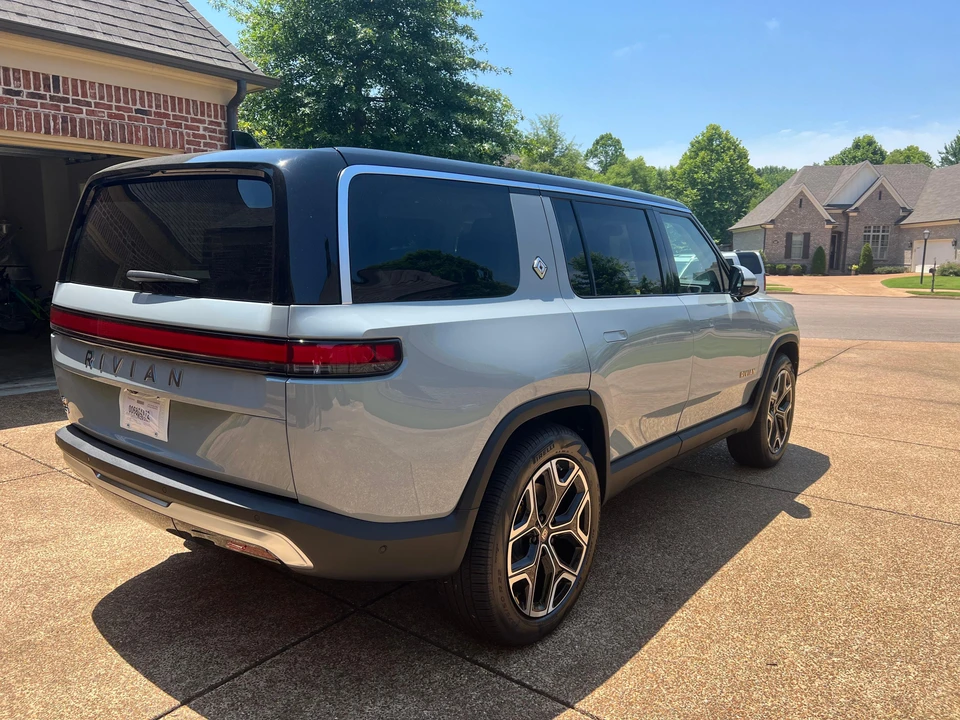 2023 Rivian R1S - Image 7 of 31