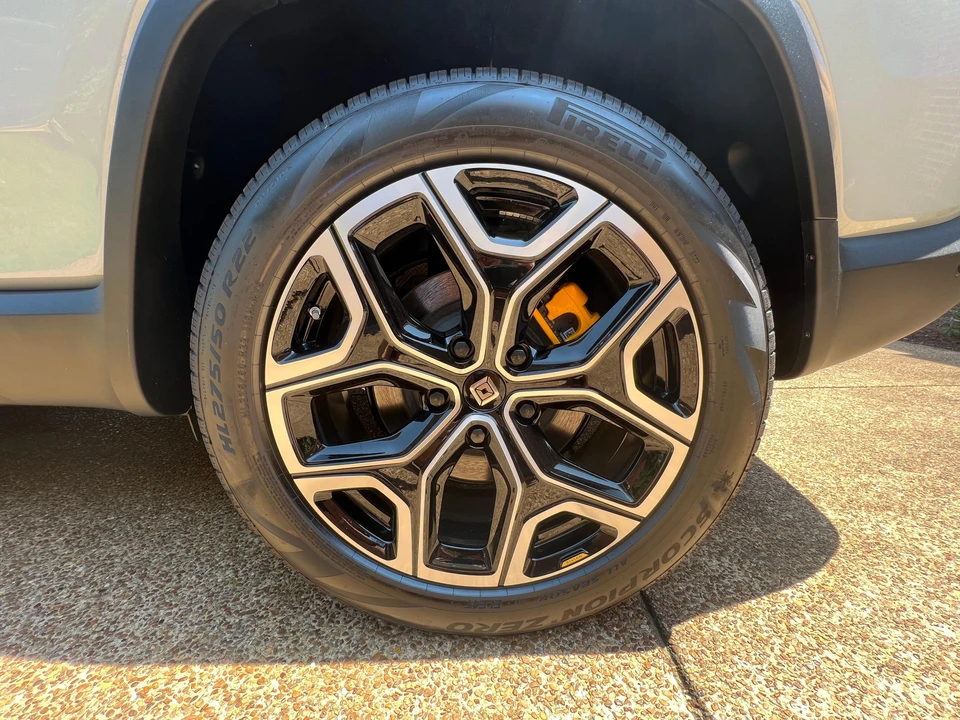 2023 Rivian R1S - Image 18 of 31