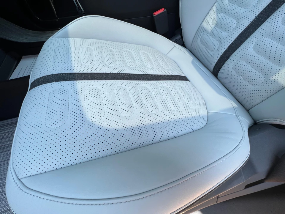 2023 Rivian R1S - Image 29 of 31