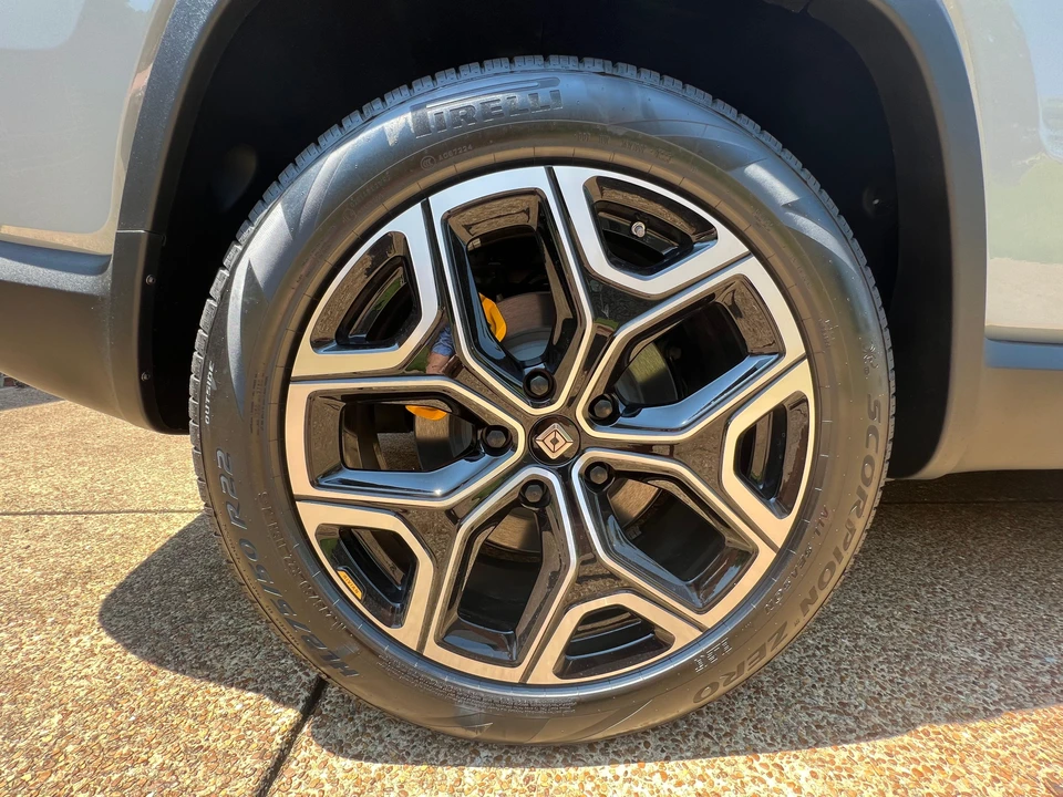 2023 Rivian R1S - Image 19 of 31