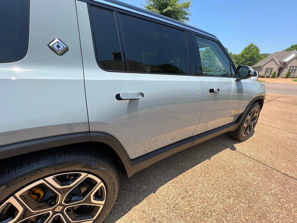 2023 Rivian R1S - Image 14 of 31