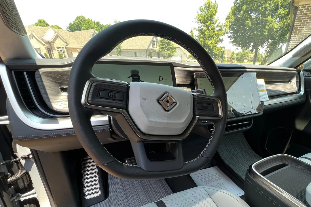 2023 Rivian R1S - Image 25 of 31