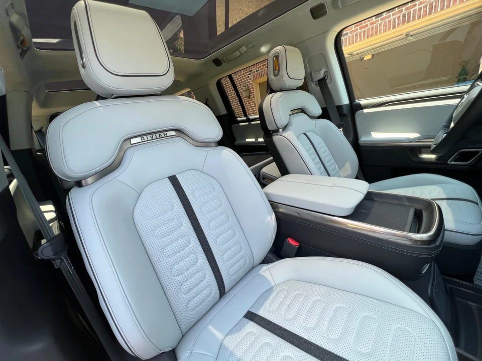2023 Rivian R1S - Image 31 of 31