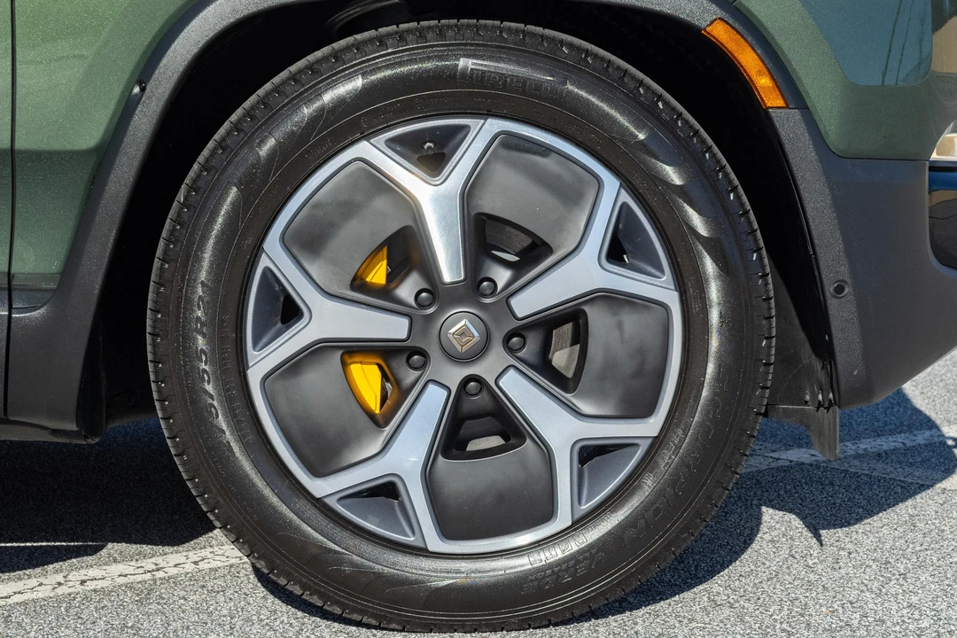 2023 Rivian R1S - Image 28 of 31