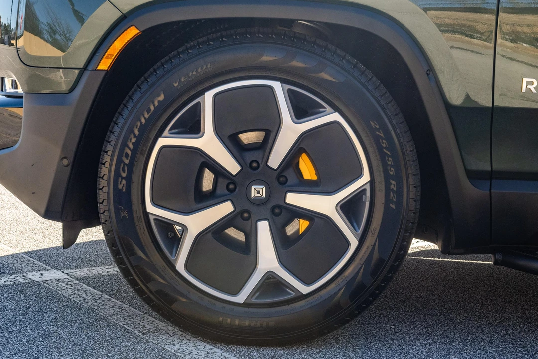 2023 Rivian R1S - Image 25 of 31
