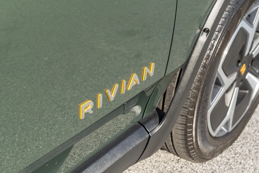 2023 Rivian R1S - Image 24 of 31