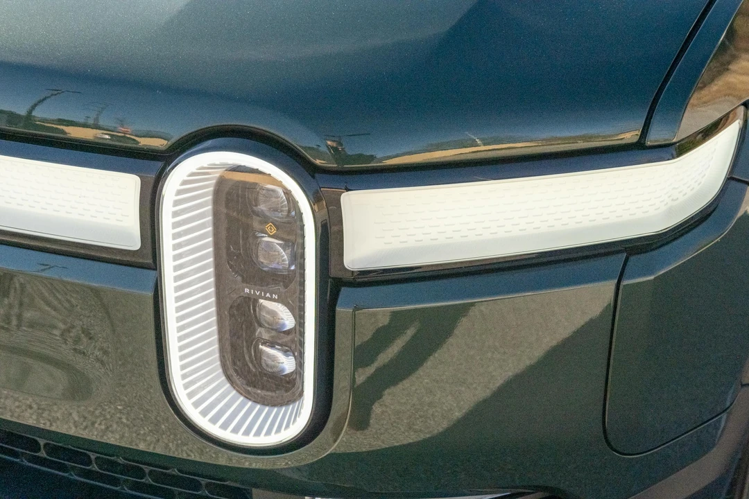 2023 Rivian R1S - Image 11 of 31