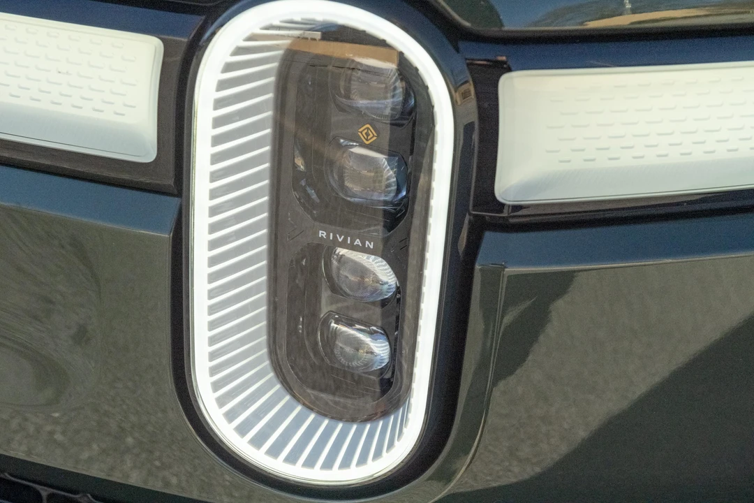 2023 Rivian R1S - Image 12 of 31
