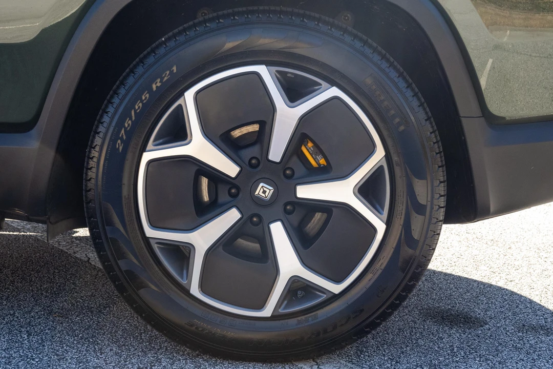 2023 Rivian R1S - Image 26 of 31