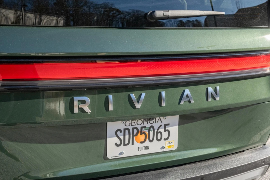 2023 Rivian R1S - Image 18 of 31