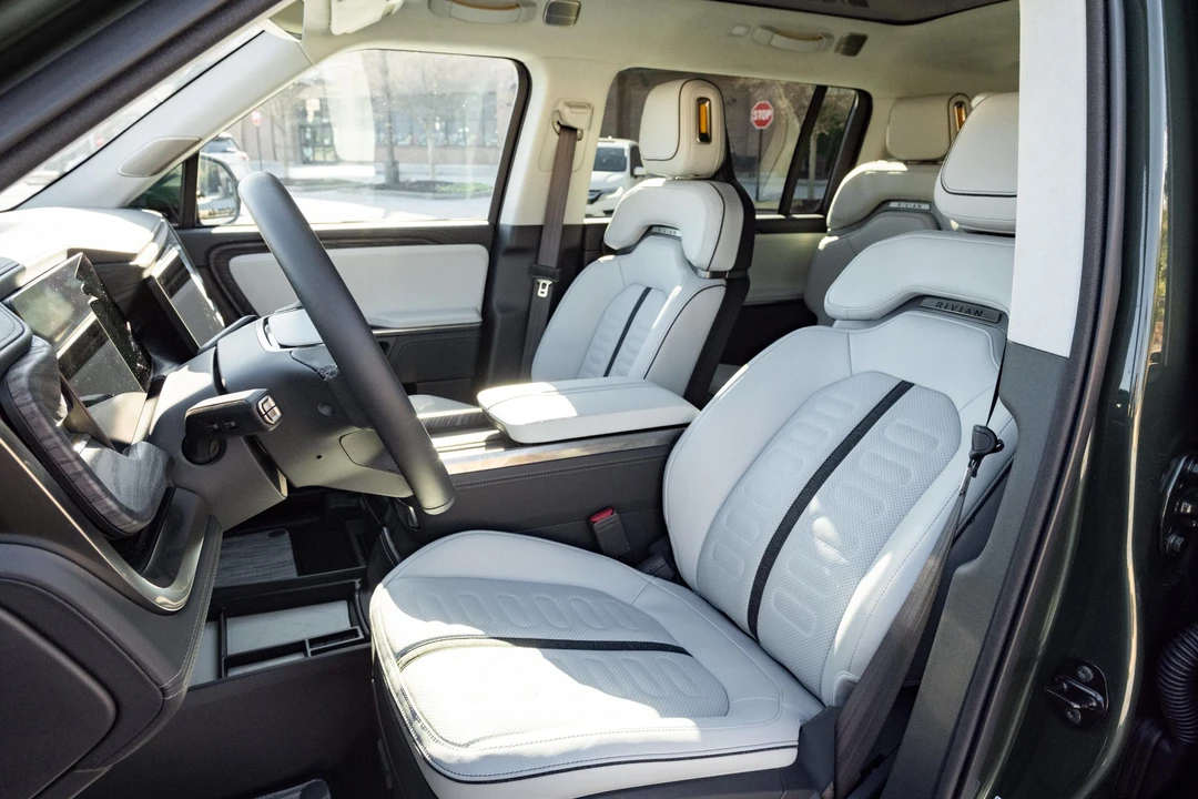 2023 Rivian R1S - Image 30 of 31