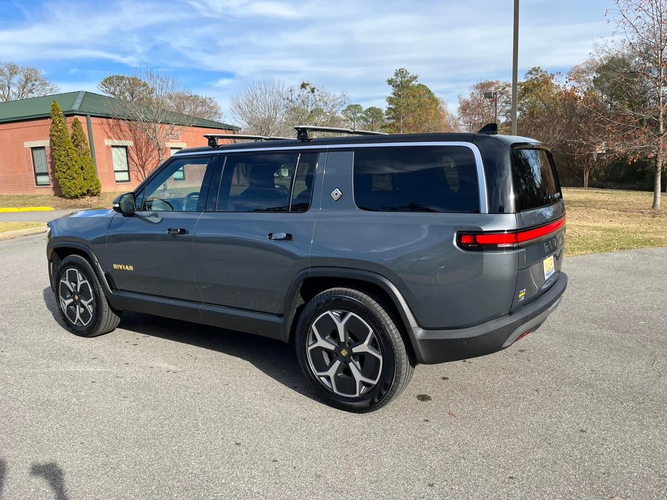 2023 Rivian R1S - Image 18 of 31