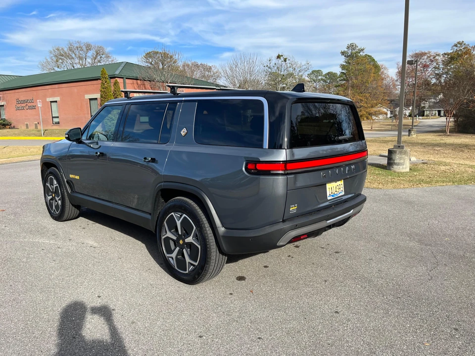 2023 Rivian R1S - Image 19 of 31