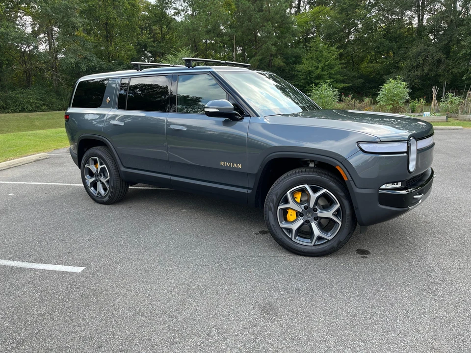 2023 Rivian R1S - Image 25 of 31