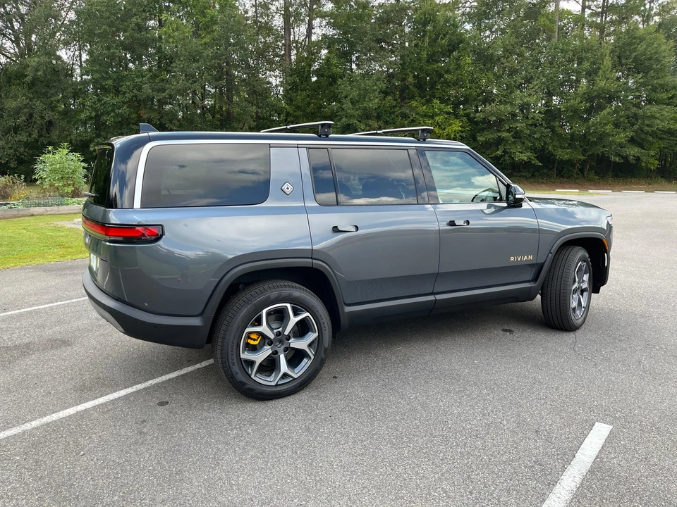 2023 Rivian R1S - Image 23 of 31