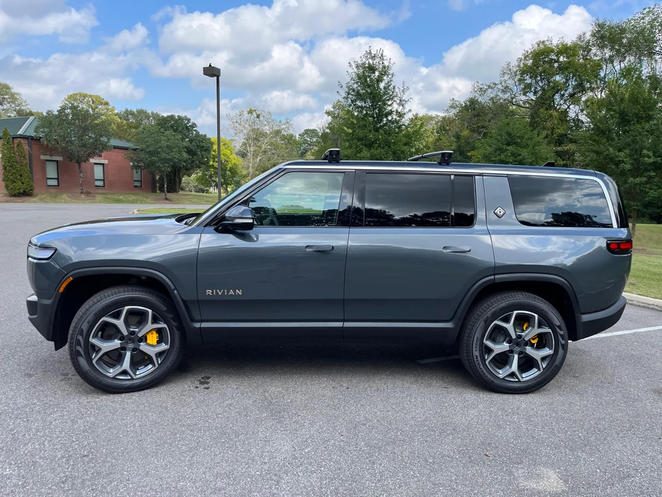 2023 Rivian R1S - Image 17 of 31