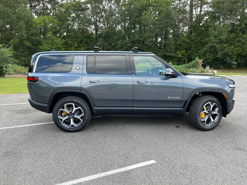 2023 Rivian R1S - Image 24 of 31