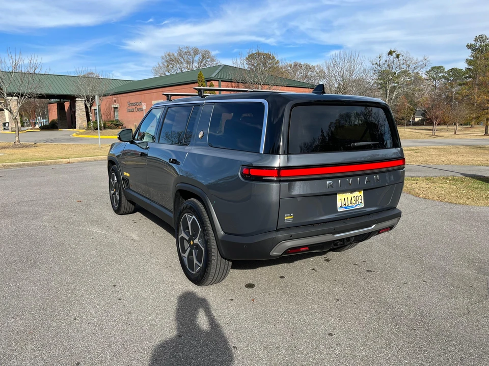 2023 Rivian R1S - Image 20 of 31
