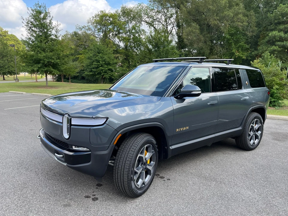 2023 Rivian R1S - Image 14 of 31