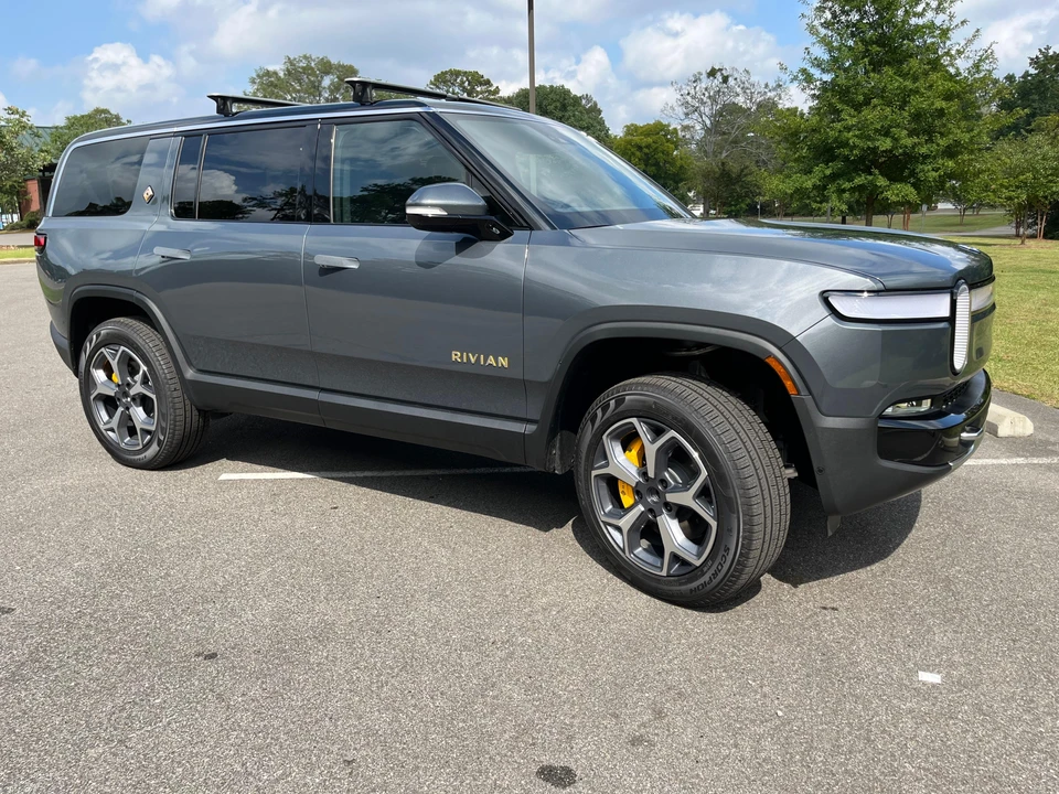 2023 Rivian R1S - Image 26 of 31
