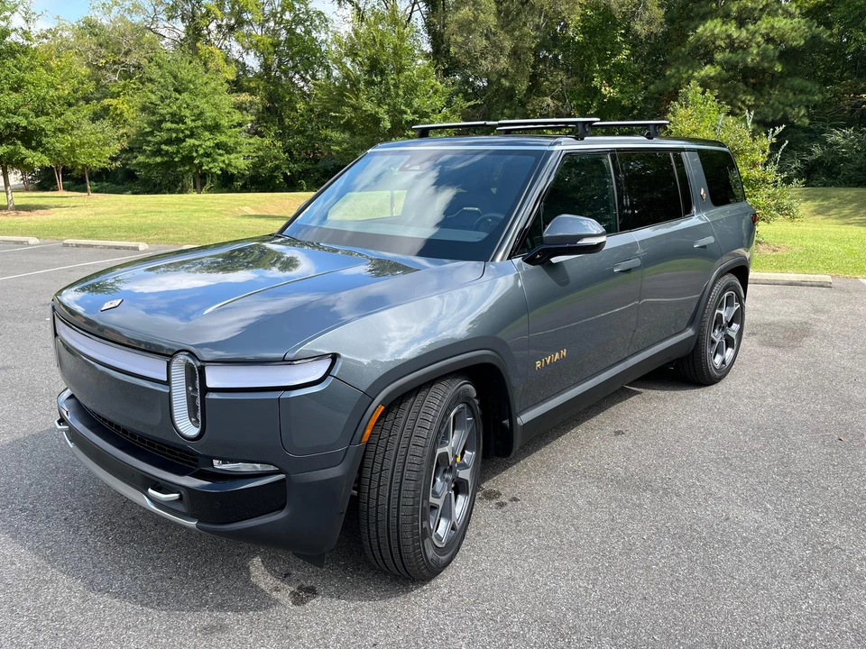 2023 Rivian R1S - Image 13 of 31