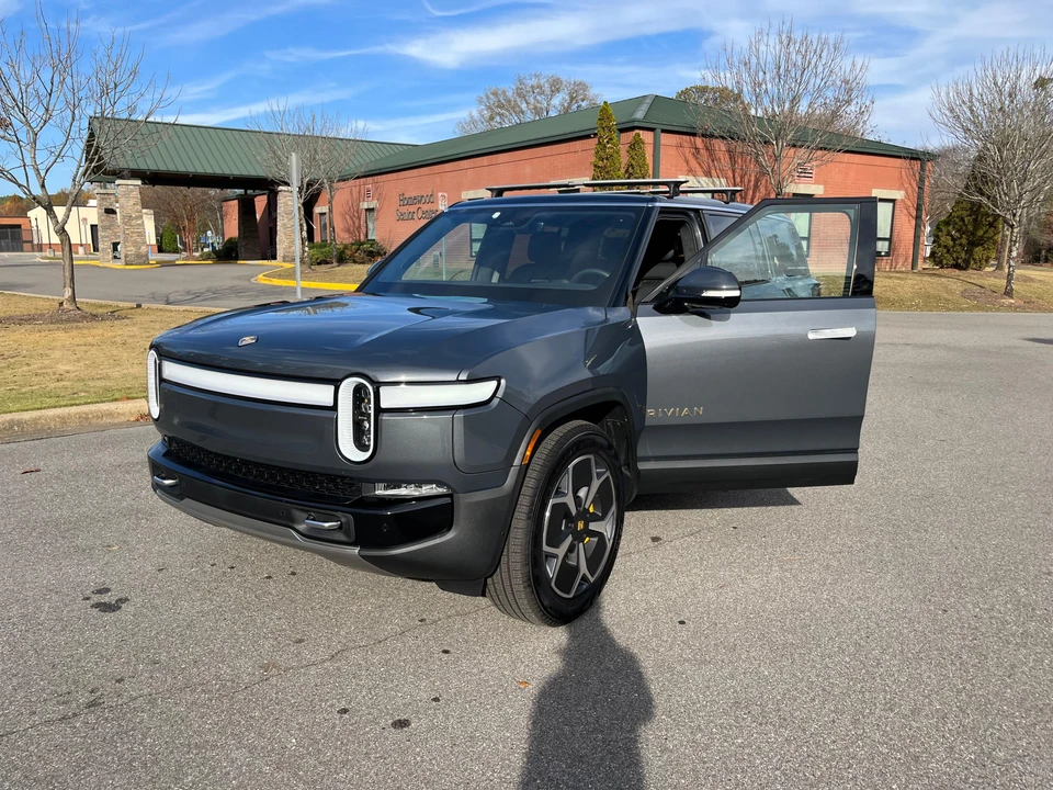 2023 Rivian R1S - Image 12 of 31