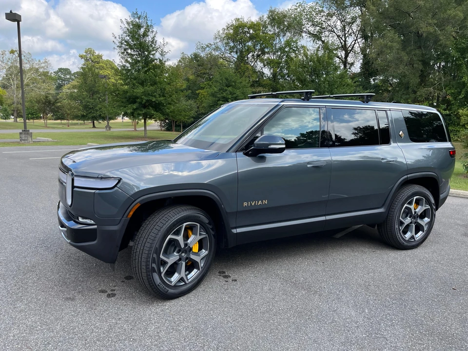 2023 Rivian R1S - Image 15 of 31