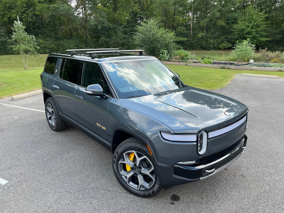 2023 Rivian R1S - Image 27 of 31