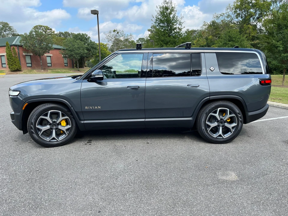 2023 Rivian R1S - Image 16 of 31