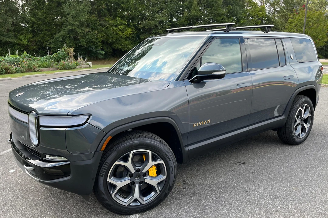 2023 Rivian R1S - Image 2 of 31